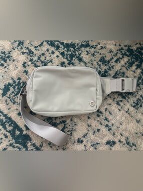 Lululemon Silver & Gray Belt Bag - 2L